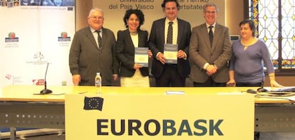 De izda a dcha, Pedro Velarde, de la UPV, Inmaculada Domínguez, Javier Bilbao, José María González Zorrilla, presidente de Eurobask y Eva Armesto, de la Diputación de Bizkaia.
  
 