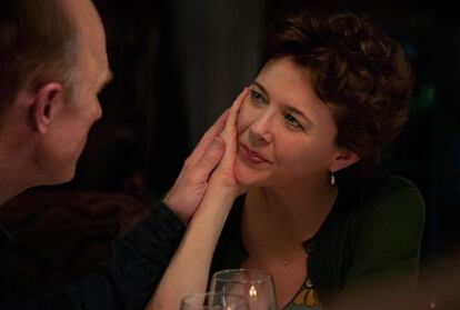 Ed Harris y Annette Bening, en la película.