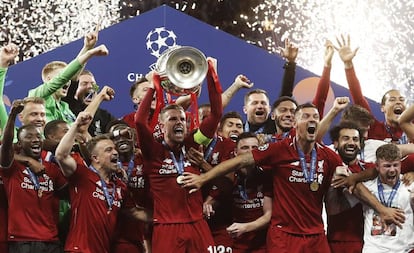 Henderson levanta la Copa de Europa tras la victoria del Liverpool ante el Tottenham en el Metropolitano.