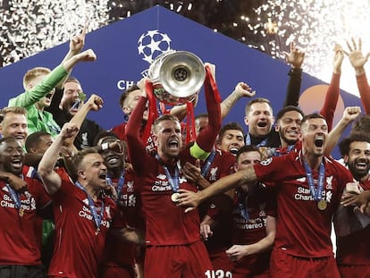 Henderson levanta la Copa de Europa tras la victoria del Liverpool ante el Tottenham en el Metropolitano.