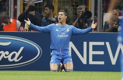 Ronaldo protesta una acción.