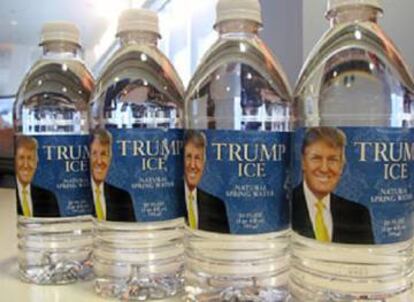 Cuando se encuentra en su avión privado, Trump sólo bebe agua de botellas que lleven estampada su cara.