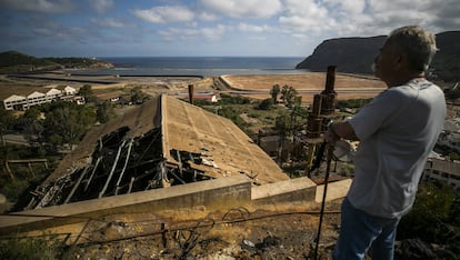 Panorámica de la bahía al fondo, y en primer término, instalaciones abandonadas de la mina de Peñarrolla.