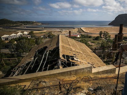 Panorámica de la bahía al fondo, y en primer término, instalaciones abandonadas de la mina de Peñarrolla.