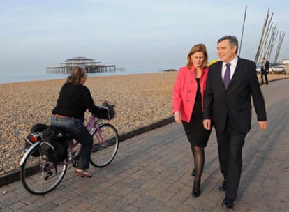 Gordon Brown y su esposa, Sarah, en el paseo marítimo de Brighton.