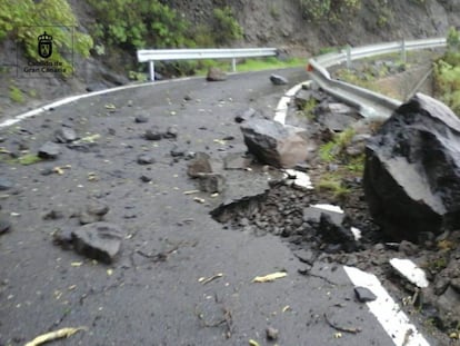 The storm has damaged the GC606 road in the Canary Islands.