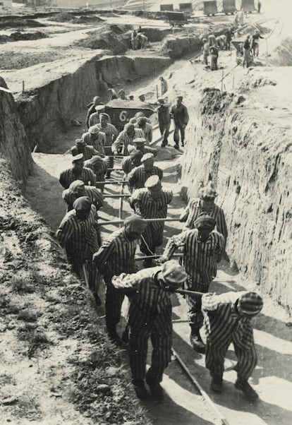 Un grupo de presos españoles arrastran una vagoneta de tierra en el campo de concentración nazi de Mauthausen. Setenta años después de su liberación, resultan estremecedoras las fotografías tomadas y robadas por el prisionero Francisco Boix, cuya historia recrea el historiador Benito Bermejo en el libro 'El fotógrafo del horror' (RBA). Las imágenes del infierno austriaco sirvieron de prueba en los juicios de Núremberg.