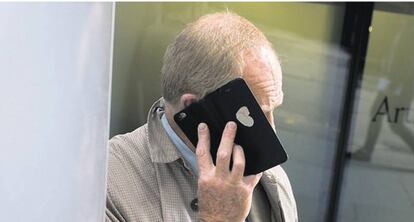 Un hombre habla por teléfono.