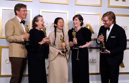 El equipo de 'Nomadland', con Chloé Zhao y Frances McDormand a la cabeza, tras ganar en los Oscar.