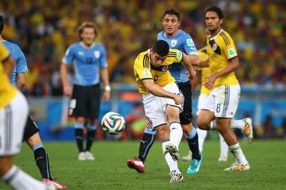 James dispara para marcar su primer gol en el Mundial de Brasil, en el encuentro de la fase de grupo contra Uruguay