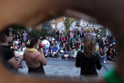 Los vecinos de La Latina celebran la asamblea de su barrio en la Plaza de Los Carros.