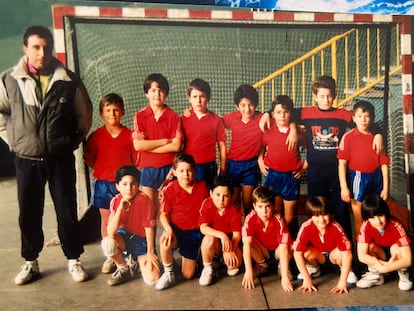 Raúl Entrerríos, arriba, el tercero por la izquierda, tras ganar el Campeonato de Asturias Benjamines con el Colegio Noega de Gijón. El entrenador (i), Alberto Suárez, clave en su formación.