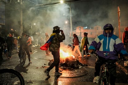 Manifestantes se reúnen en una hoguera durante la jornada del paro nacional al sur de Bogotá, el 28 de Mayo.