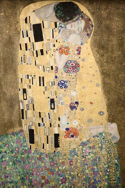 El beso, de Gustav Klimt (1907-08)

	Esta pintura, que recoge un hombre sujetando en sus brazos a una mujer mientras le da un beso en la mejilla, será la obra más famosa (y reproducida) de este artista austríaco. Entre las especulaciones sobre la identidad de la mujer se barajan a Emilie Flöge, pareja del pintor, y Adele Boch-Bauer, la única mujer a la que pintó más de una vez.