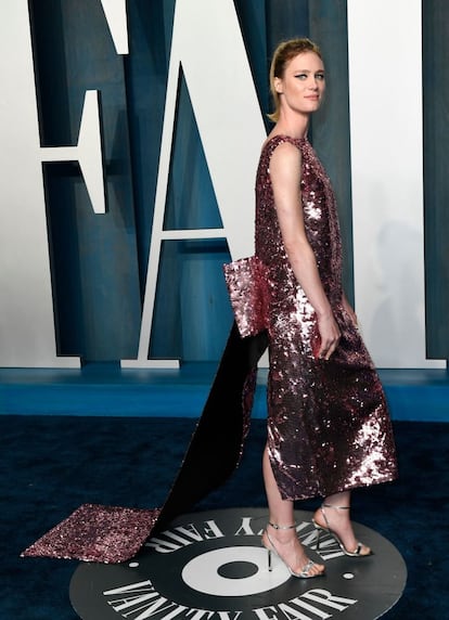 La actriz canadiense Mackenzie Davis acudió a la fiesta de Vanity Fair con un vestido de lentejuelas rosas con una original lazada gigante en la parte trasera.