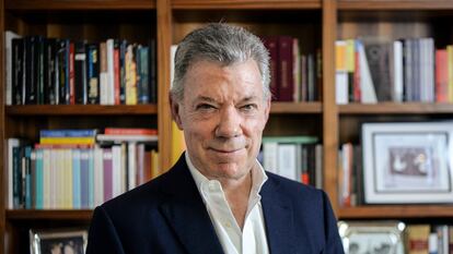 El expresidente de Colombia y Novel de Paz Juan Manuel Santos, durante una entrevista con EL PAÍS, en su oficina en Bogotá, en agosto de 2022.