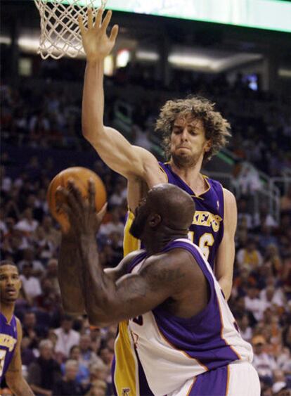 Pau Gasol intenta taponar a Shaquille O&#39;Neal, de los Suns de Phoenix.