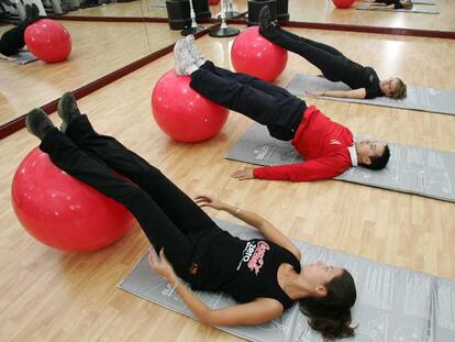 Empleados de Coca Cola tienen gimnasio y sala de fisioterapia.