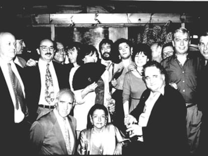 Fiesta del 25º aniversario de la editorial Tusquets, en 1994. De pie, Jorge Edwards, Carlos Trías, Antonio Colinas, Antoni Marí, Manuel Talens, Cristina Fernández Cubas, Luis Sepúlveda, Almudena Grandes, Mercedes Abad, Mario Vargas Llosa y Oscar Tusquets. Sentados, Luciano G. Egido, Beatriz de Moura y Jorge Wagensberg.