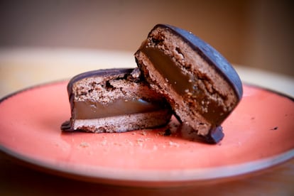 Alfajor de chocolate amargo de Töto.