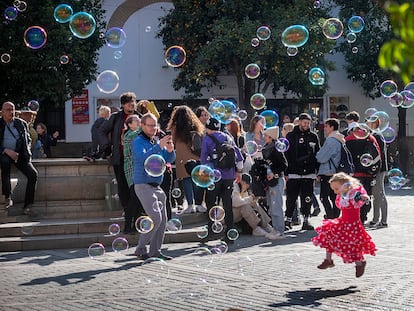 Un grupo de vecinos y turistas, en una plaza de Sevilla el pasado 2 de diciembre.