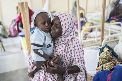 Amina juega con su hijo Saifoudine de 24 meses en el CRENI de Mayahí, en Níger. La atención y el cariño de la madre forman parte fundamental en el proceso de recuperación de los niños desnutridos. Evitar el daño psicológico y permitir un desarrollo psicomotor normal son aspectos que cada vez son tenidos más en cuenta por los equipos médicos.