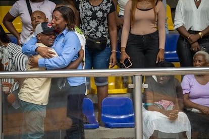 Familiares se abrazan al llegar al coliseo Las Margaritas en Quibdó (Chocó) para la velación colectiva, este 15 de enero.