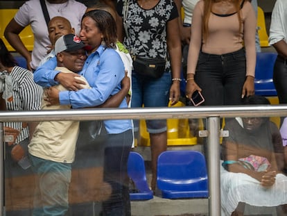 Familiares se abrazan durante la velación en el Coliseo Las Margaritas en Quibdó (Colombia), este lunes.