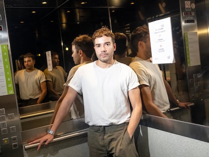 Guillermo Alonso, periodista de Icon y autor de 'La lengua entre los dientes' (Círculo de Tiza), retratado en un ascensor de la redacción el 14 de junio de 2023.