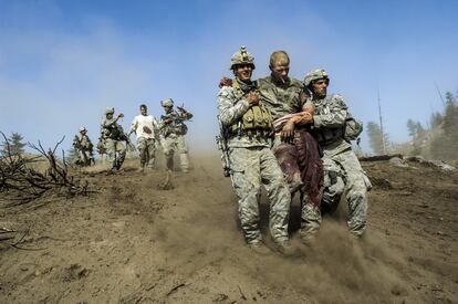 Soldados americanos reciben asistencia tras ser atacados en una emboscada talibán en el valle de Korengal en Afganistán en ctubre de 2007.