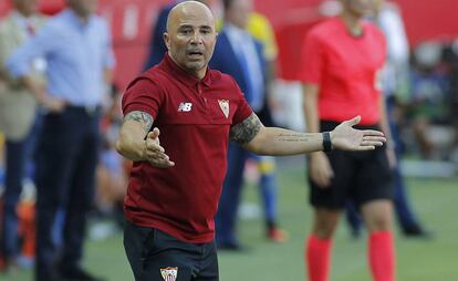 Sampaoli, en la banda del Sánchez Pizjuán.