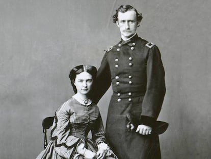 Libbie Custer y su esposo el general George Armstrong Custer, en una imagen sin datar. 