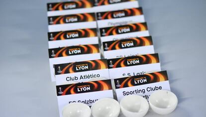 Los papelitos de los dieciseis equipos listos para el sorteo.