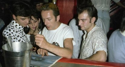 Joe Strummer en la barra de La V&iacute;a L&aacute;ctea.