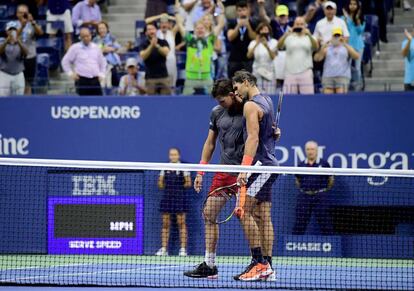 Nadal y Thiem se abrazan tras el pulso de cuartos en la central de Nueva York.