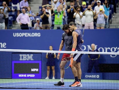 Nadal y Thiem se abrazan tras el pulso de cuartos en la central de Nueva York.