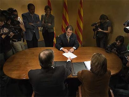 El candidato de CiU a presidente de la Generalitat, Artur Mas, firma ante notario su <i>Contrato con los catalanes</i>.