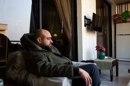 Faddy Faddoul, sentado en la terraza de casa de sus padres en el barrio cristiano de Jdeide, en Beirut. Los libaneses de origen palestino no tienen derecho a trabajar en, al menos, 30 profesiones cualificadas, como en el sector de la salud o el Derecho.
