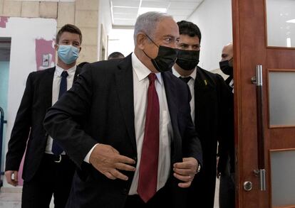 El exprimer ministro israelí, Benjamín Netanyahu, el lunes a su llegada al tribunal que le juzga por corrupción en Jerusalén.