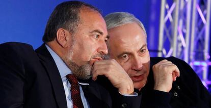 Avigdor Lieberman y Benjamin Netanyahu, en un acto electoral en 2013.
