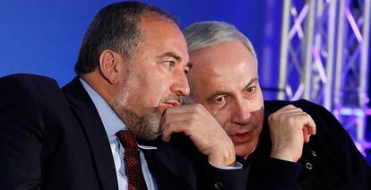 Avigdor Lieberman y Benjamin Netanyahu, en un acto electoral en 2013. 