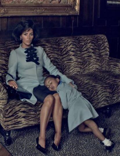 Kim Kardashian y su hija North, retratadas por Steven Klein. Imagen compartida en su cuenta de Twitter.