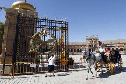 Preparativos para el rodaje de <i>Finchley dreams</i> (<i>El dictador</i>), en la plaza de España de Sevilla.