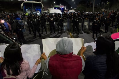 Familiares de la joven desaparecida María Ángela Olguín bloquean la avenida Insurgentes en Ciudad de México, el 20 de enero.