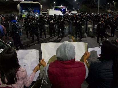 Familiares de la joven desaparecida María Ángela Olguín bloquean la avenida Insurgentes en Ciudad de México, el 20 de enero.