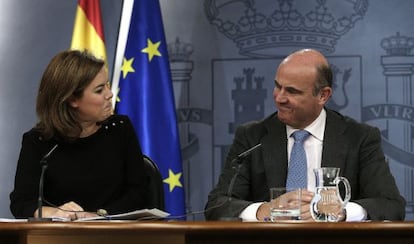 Santamar&iacute;a y Guindos, tras el Consejo de Ministros.