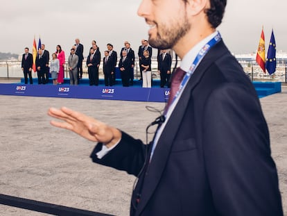 Reunión informal de los 27 ministros de Pesca de la UE. Vigo, 21 de julio. La preside el ministro español Luis Planas. El joven diplomático Alberto Terrén, responsable del protocolo de la cumbre, organiza la foto de familia sobre la bahía de la ciudad.