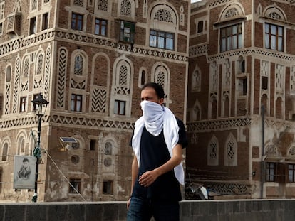 Un yemení se cubre la cara con un pañuelo por temor al coronavirus en Saná.