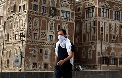 Un yemení se cubre la cara con un pañuelo por temor al coronavirus en Saná.