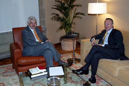 Pasqual Maragall y Josep Piqué, durante su entrevista en el Palau de la Generalitat.